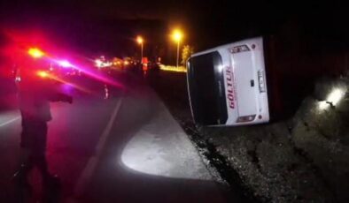 Burdur’da midibüs şarampole devrildi: 1 yaralı