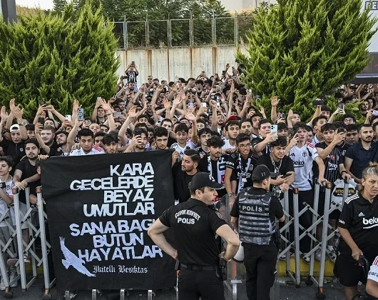 Beşiktaşlılar havalimanına akın ediyor: Yıldız isme sürpriz karşılama