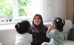 Engelli kızına kardeş olsun diye ikinci kez koruyucu anne oldu