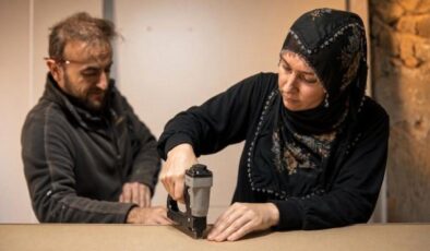 Eşine yardım etmeye gitti, mobilya ustası oldu