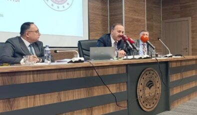 Isparta Valisi Erin’den yöneticilere vatandaşa hizmet uyarısı