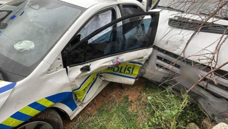 Kamyonetle polis aracı çarpıştı: 2 polis yaralı