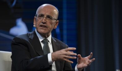 Şimşek: Türkiye’nin borçluluk düzeyinin düşük olması ekonomik şoklara karşı dayanıklılığını artırıyor