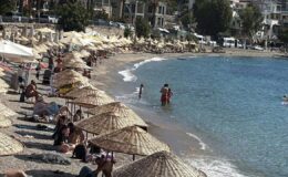 Turistler sonbaharı dinlemedi! Bodrum’da serin suların keyfini çıkardılar